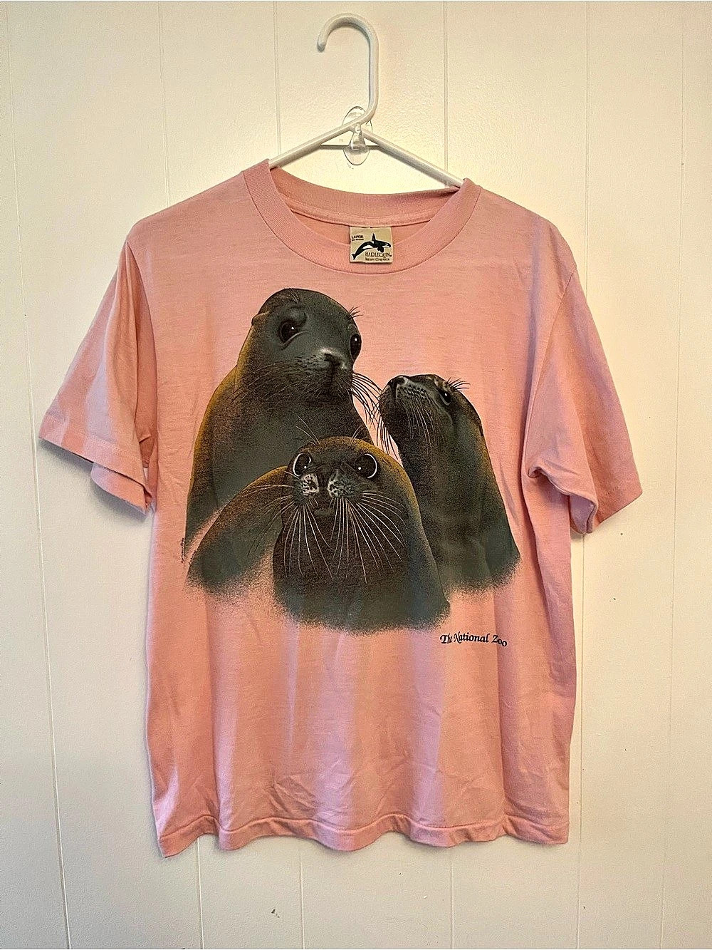 Late 80’s vintage Harlequin pink seal single stitch graphic tee Size L adult (fi
